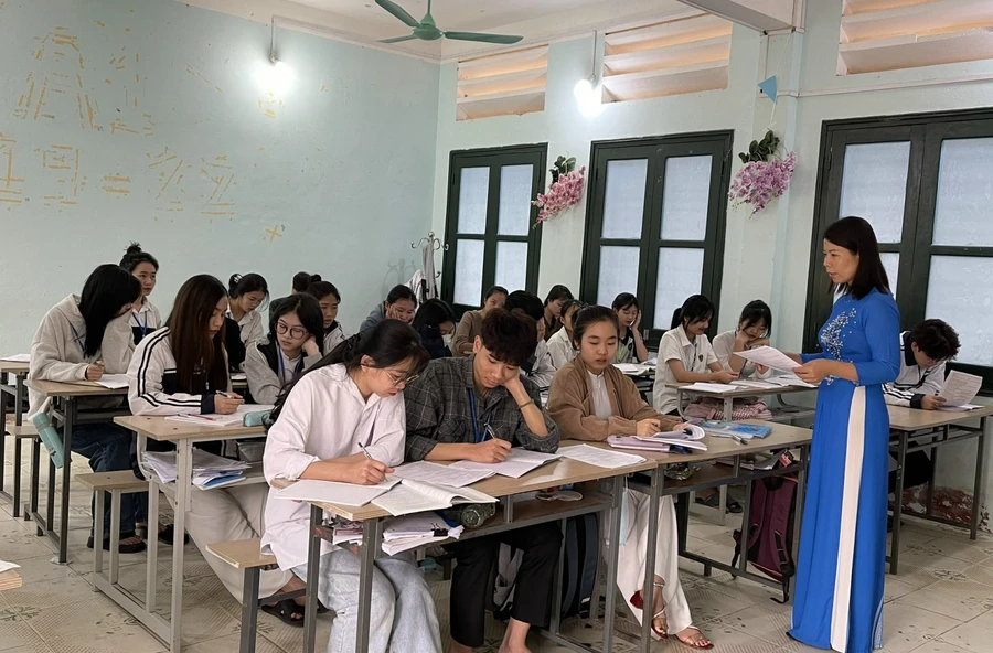 Cô trò Trường THPT Quan Sơn (Thanh Hóa) trong giờ học.