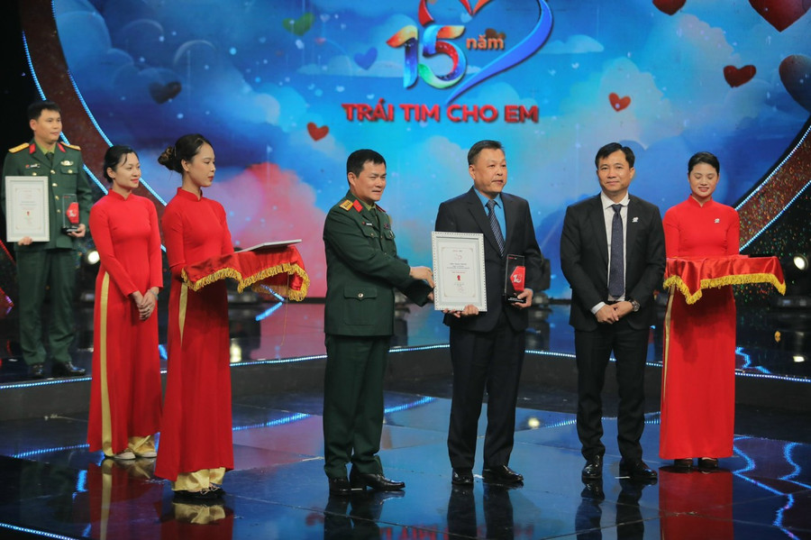 Đại tá Tào Đức Thắng - Chủ tịch kiêm Tổng Giám đốc Tập đoàn Viettel và ông Đỗ Thanh Hải - Phó Tổng Giám đốc Đài Truyền hình Việt Nam trao kỷ niệm chương cho đại diện nhà hảo tâm, nhà tài trợ luôn đóng góp cho "Trái tim cho em". Đại tá Tào Đức Thắng - Chủ tịch kiêm Tổng Giám đốc Tập đoàn Viettel và ông Đỗ Thanh Hải - Phó Tổng Giám đốc Đài Truyền hình Việt Nam trao kỷ niệm chương cho đại diện nhà hảo tâm, nhà tài trợ luôn đóng góp cho "Trái tim cho em".