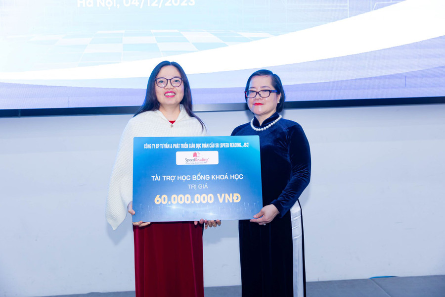 Doanh nghiệp cũng trao tài trợ trực tiếp cho sinh viên Trường ĐH Phenikaa