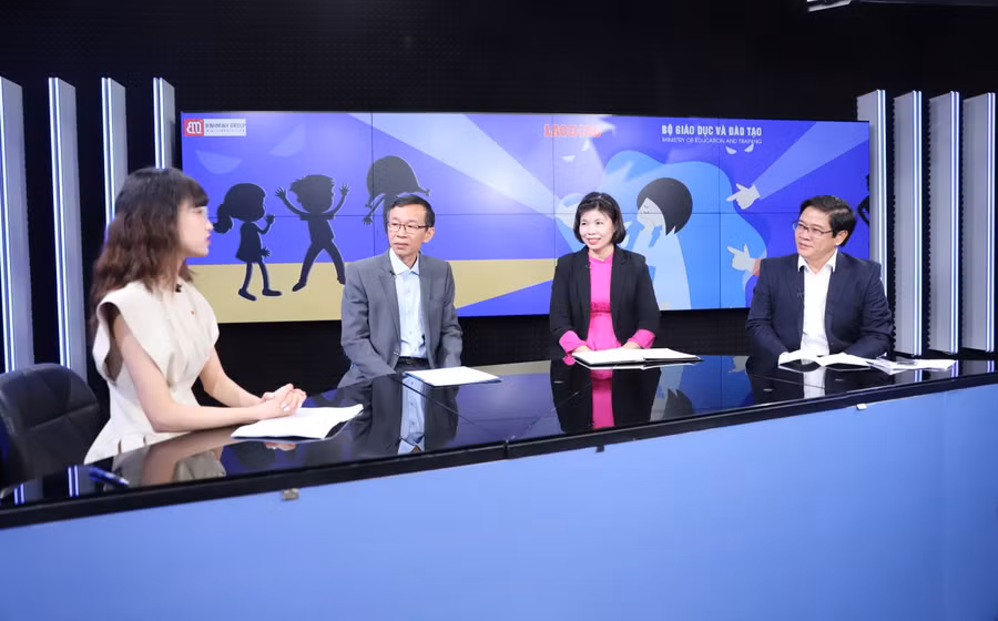 Khách mời tham gia tọa đàm.