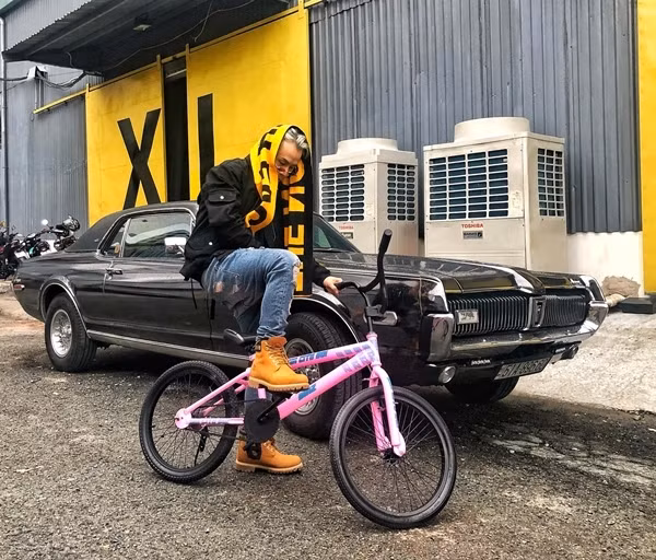 Binz không chỉ được ưu ái mệnh danh là “hit maker” trong làng nhạc, phong cách thời trang của anh được đông đảo người trẻ yêu mến và học tập.