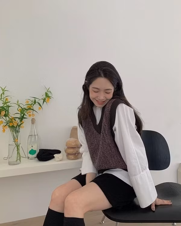 3 cách phối áo gile len đơn giản nhưng xinh vô đối mùa thu này ảnh 10