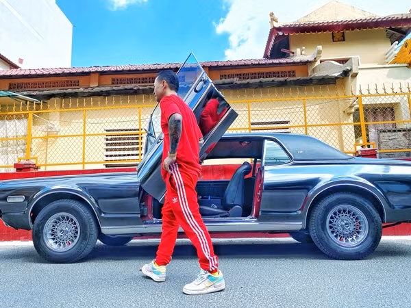 Khi được “gán ghép” với Châu Bùi, Binz nhận nhiều bình luận từ khán giả về độ “chất” trong thời trang không kém cạnh “bạn gái tin đồn”.