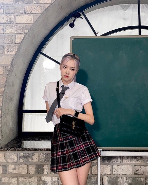 Rosé vô cùng xinh đẹp và cuốn hút với phong cách diện mạo trẻ trung khi diện sơ mi trắng kết hợp cùng chân váy xếp ly kẻ caro, đeo túi xách của YSL.