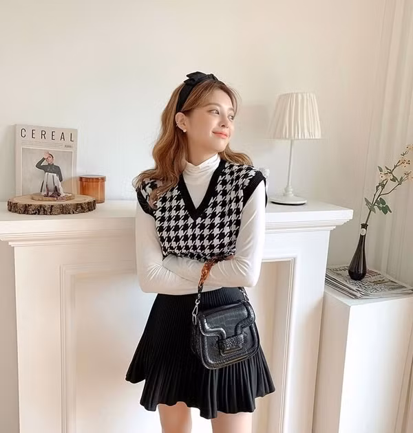 3 cách phối áo gile len đơn giản nhưng xinh vô đối mùa thu này ảnh 1