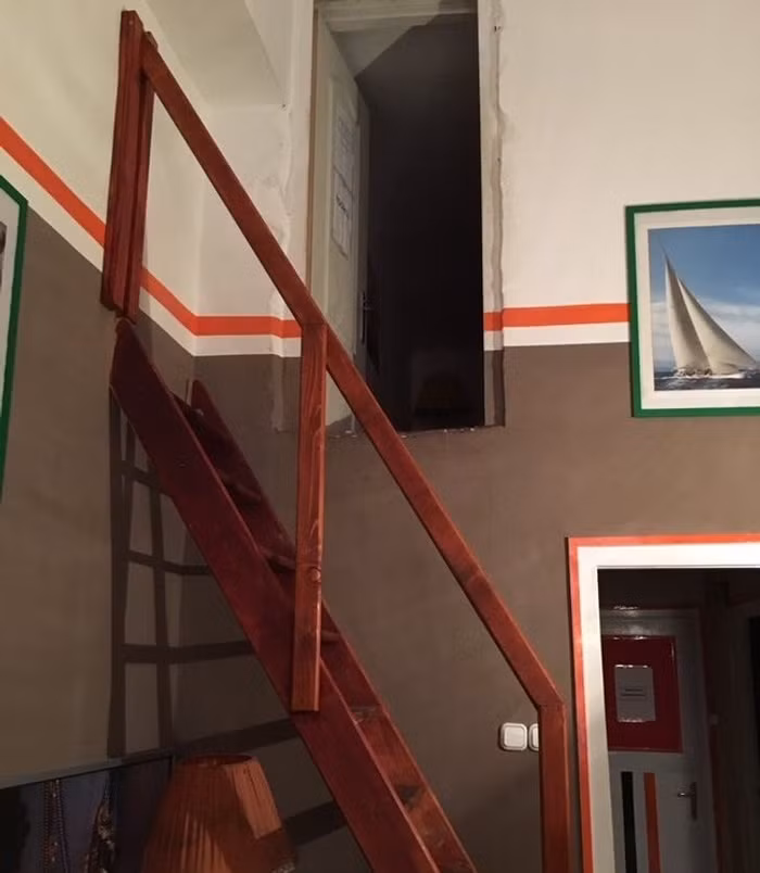 Một nhà trọ ở Budapest, Hungary với chiếc cầu thang như không muốn ai bước lên thì phải!