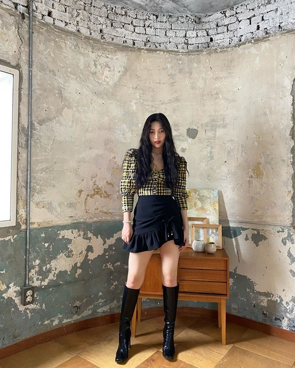 Joy cũng lăng xê xu hướng họa tiết kẻ caro bằng cách chọn cho mình một mẫu áo tay bồng cổ vuông. Mix item này cùng chân váy ngắn, nữ idol khéo hoàn thiện set đồ bằng đôi boots đùi thời thượng.