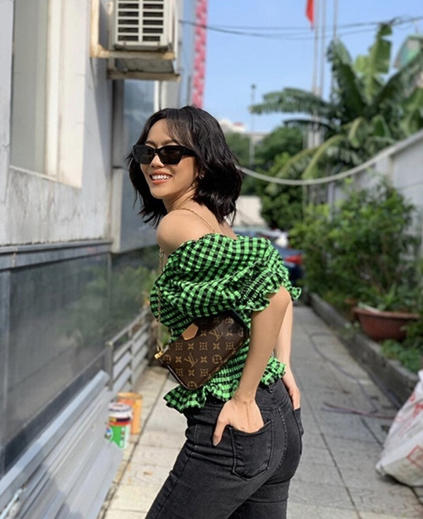 Diệu Nhi khoe vẻ thời thượng với áo croptop trễ vai họa tiết kẻ caro gồm hai tông màu chủ đạo là xanh - đen. Mix item này cùng quần jeans, cô nàng khéo hoàn thiện set đồ đường phố bằng chiếc túi xách hàng hiệu.