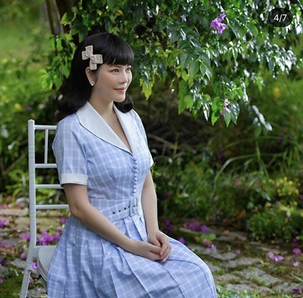 Lý Nhã Kỳ hóa thân thành nàng tiểu thư với phong cách cổ điển, đài các khi khoác lên mình chiếc đầm kẻ caro màu pastel. Cách làm tóc, sử dụng phụ kiện của cô nàng cũng cực kỳ phù hợp với tổng thể trang phục.