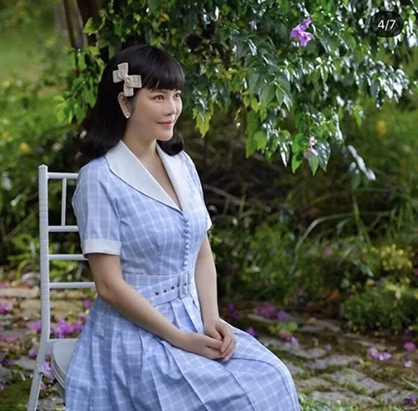 Lý Nhã Kỳ hóa thân thành nàng tiểu thư với phong cách cổ điển, đài các khi khoác lên mình chiếc đầm kẻ caro màu pastel. Cách làm tóc, sử dụng phụ kiện của cô nàng cũng cực kỳ phù hợp với tổng thể trang phục.