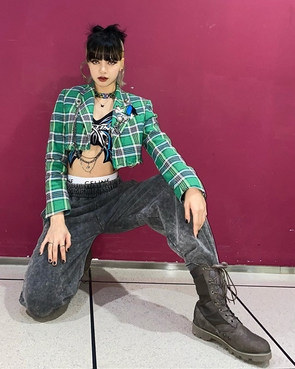 Lisa đầy nổi loạn cool ngầu với áo bra top mix cùng jacket lửng kẻ caro và quần jeans, kèm boots hầm hố.