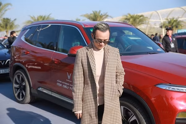 Không một màu với đồ thể thao rộng rãi đậm tính Hiphop, Binz thể hiện gu thẩm mỹ tốt khi khéo léo lựa chọn những trang phục lịch thiệp.