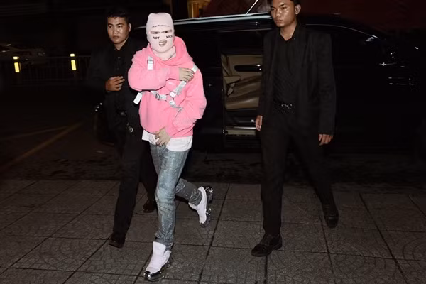 Bên cạnh xuất phát điểm là nghệ sĩ underground theo đuổi Hiphop, sự ảnh hưởng từ văn hóa Mỹ đã định hình cho Binz phong cách thời trang phóng khoáng, nhiều màu sắc.