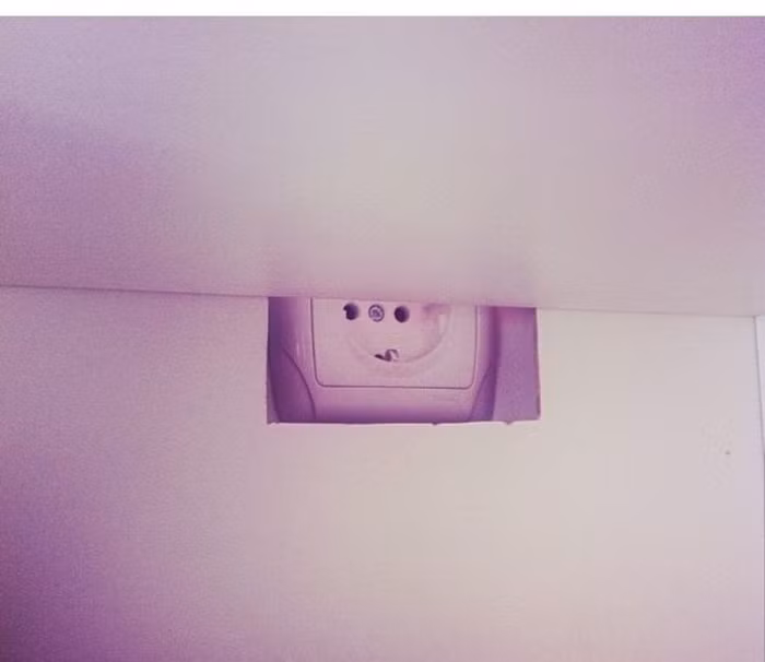 “Tôi đang sống trong một căn hộ có một ổ cắm nằm giữa các ngăn tủ bếp không thể di chuyển (nó đã được cố định chắc chắn)”