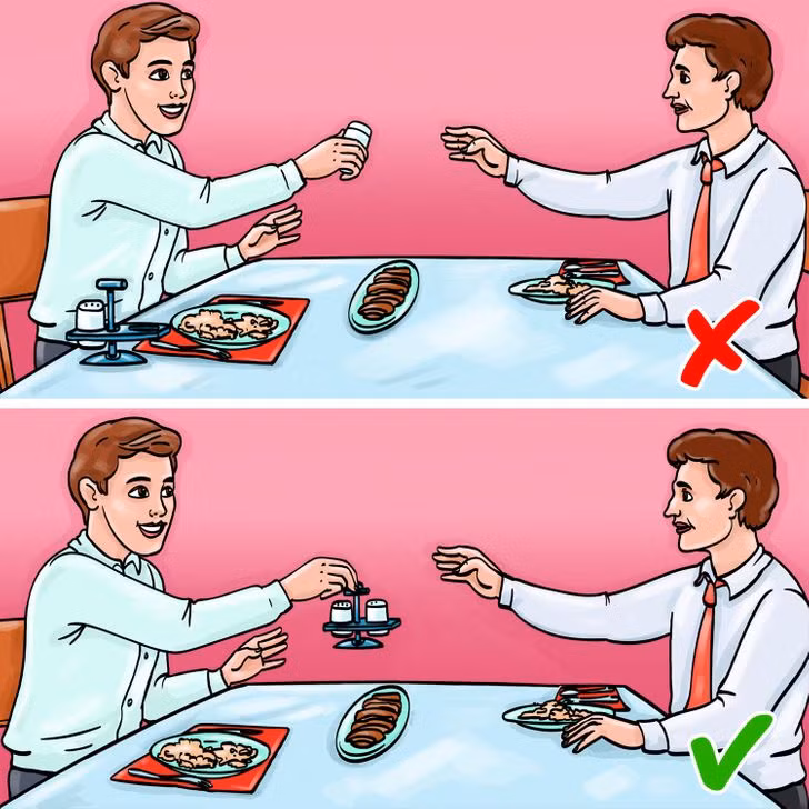 Khi bắt đầu dùng bữa, nếu ai đó muốn sử dụng thêm muối hạt, bạn hãy chuyển nó cùng với hạt tiêu cho người đó.