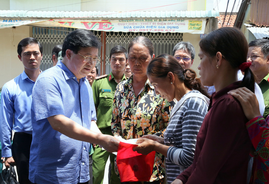 Phó Thủ tướng Trịnh Đình Dũng ân cần thăm hỏi, động viên, tặng quà cho 16 hộ gia đình bị mất nhà do sạt lở, đồng thời khẳng định chính quyền các cấp sẽ tạo điều kiện thuận lợi nhất để người dân sớm ổn định cuộc sống. Ảnh: VGP/Xuân Tuyến