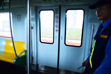 Ben trong doan tau tuyen Cat Linh - Ha Dong - Anh 8