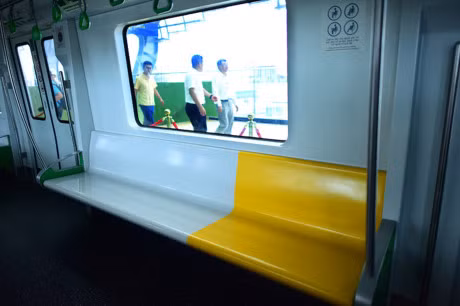 Ben trong doan tau tuyen Cat Linh - Ha Dong - Anh 6