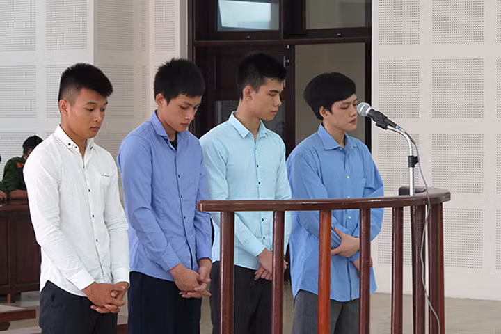 Nhóm đối tượng đâm chém nhau ngay trước mặt công an lĩnh án