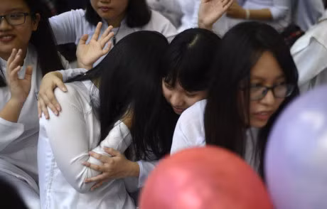 Hoc sinh truong Gia Dinh khoc nhu mua ngay be giang - Anh 5