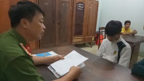 Đắk Lắk: Rủ nhau đi ném đá xe khách, 3 thiếu niên bị bắt giữ - Ảnh 3 Dak Lak: Ru nhau di nem da xe khach, 3 thieu nien bi bat giu - Anh 3