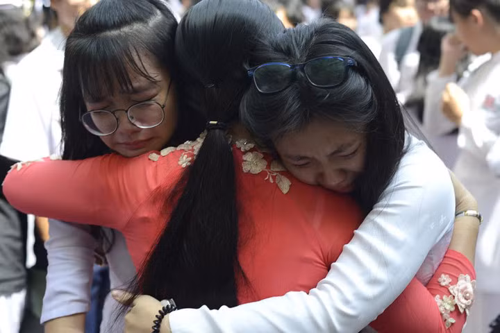 Học sinh trường Gia Định khóc như mưa ngày bế giảng