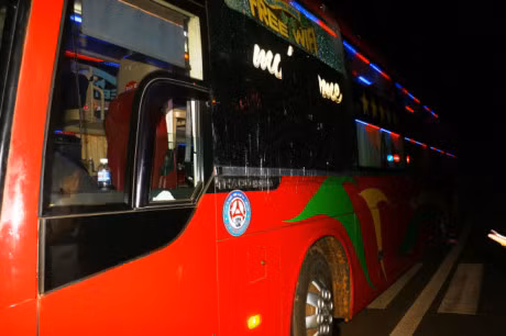 Dak Lak: Ru nhau di nem da xe khach, 3 thieu nien bi bat giu - Anh 1