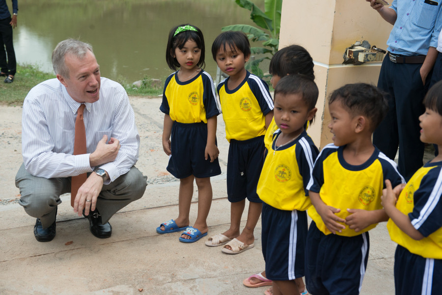 Đại sứ Osius trò chuyện với học sinh Trường Mầm non Họa Mi, huyện Cam Lâm, tỉnh Khánh Hòa, nơi các kỹ sư Hải quân và Thủy quân Lục chiến Hoa Kỳ đang sửa chữa trường. Đại sứ Osius trò chuyện với học sinh Trường Mầm non Họa Mi, huyện Cam Lâm, tỉnh Khánh Hòa, nơi các kỹ sư Hải quân và Thủy quân Lục chiến Hoa Kỳ đang sửa chữa trường.