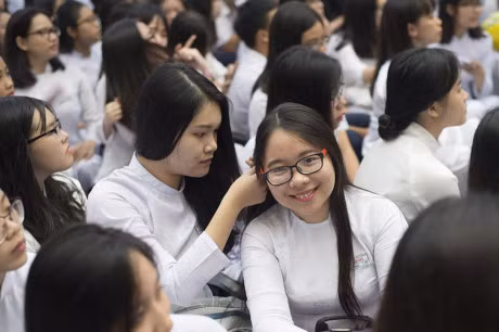 Hoc sinh truong Gia Dinh khoc nhu mua ngay be giang - Anh 2