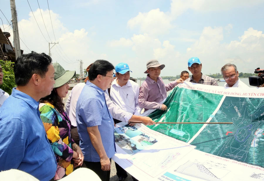 Phó Thủ tướng Trịnh Đình Dũng cùng đoàn công tác Chính phủ khảo sát tại hiện trường khu vực sạt lở tại xã Mỹ Hội Đông, huyện Chợ Mới, tỉnh An Giang. Ảnh: VGP/Xuân Tuyến