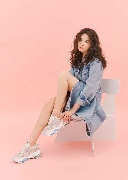 Song Hye Kyo tóc xù xinh đẹp ngất ngây trong loạt ảnh tung đúng Valentine - ảnh 11