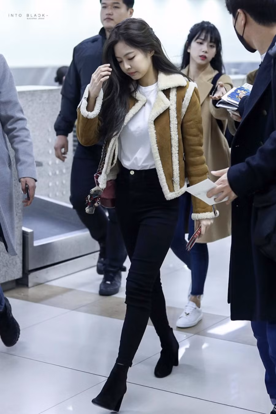 Nữ ca sĩ sinh năm 1996 cũng rất thích kết hợp quần legging đen với những chiếc jacket lông cừu hoặc da nhám cùng những đôi boots cổ thấp cao gót.