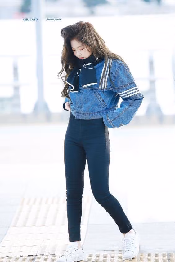Set đồ này Jennie kết hợp legging cùng áo denim, sneaker trắng và một chiếc khăn nhìn vô cùng đơn giản nhưng lại rất năng động, thời thượng