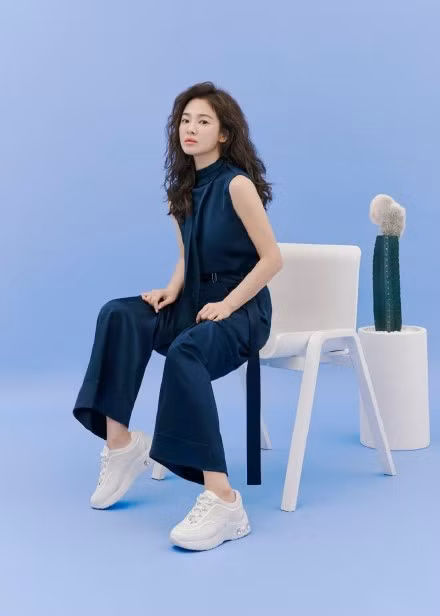 Song Hye Kyo tóc xù xinh đẹp ngất ngây trong loạt ảnh tung đúng Valentine - ảnh 5