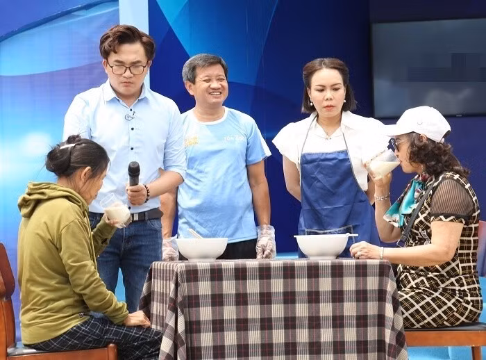 Ông Đoàn Ngọc Hải trực tiếp tham gia thử thách làm món bánh canh chả cá và hâm nóng sữa đậu nành tại chương trình Cơ hội đổi đời.