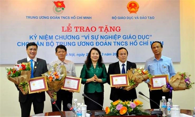 Thứ trưởng Bộ GD-ĐT Nguyễn Thị Nghĩa chúc mừng các cán bộ Đoàn
được nhận kỷ niệm chương "Vì sự nghiệp giáo dục"