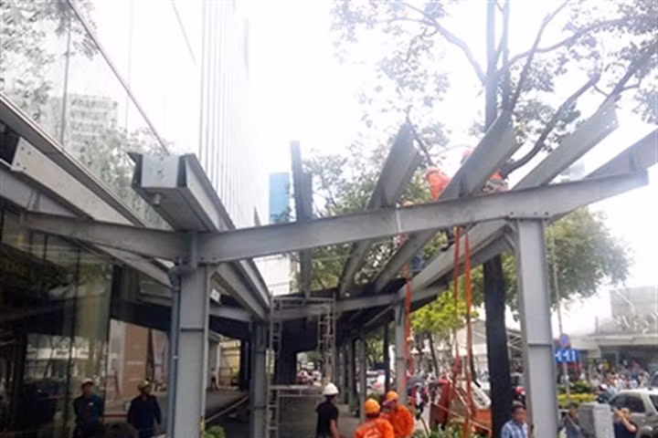 Cao ốc 25 tầng bị dỡ mái hiên, nộp 58 triệu đồng phí cưỡng chế