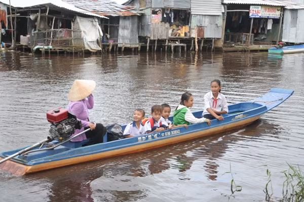 HS ở Cà Mau đến trường bằng xuồng máy