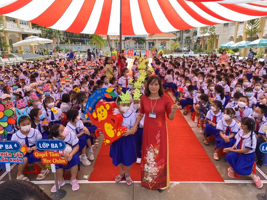 Cô, trò tiểu học tỉnh Tiền Giang trong ngày khai giảng.