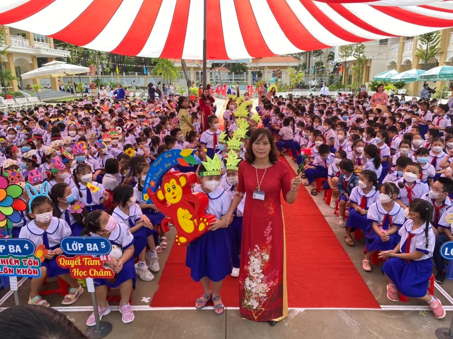 Cô, trò tiểu học tỉnh Tiền Giang trong ngày khai giảng.