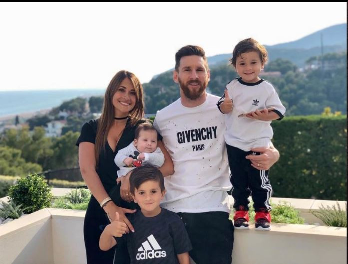 Gia đình 5 người nhà Messi tìm bến đỗ mới dựa trên các yếu tố đời sống xã hội.