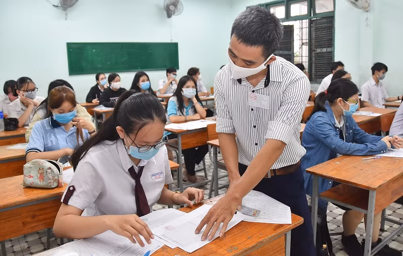 Thí sinh đang học lớp 12 năm học 2021 - 2022 bắt buộc phải đăng ký dự thi bằng hình thức trực tuyến.