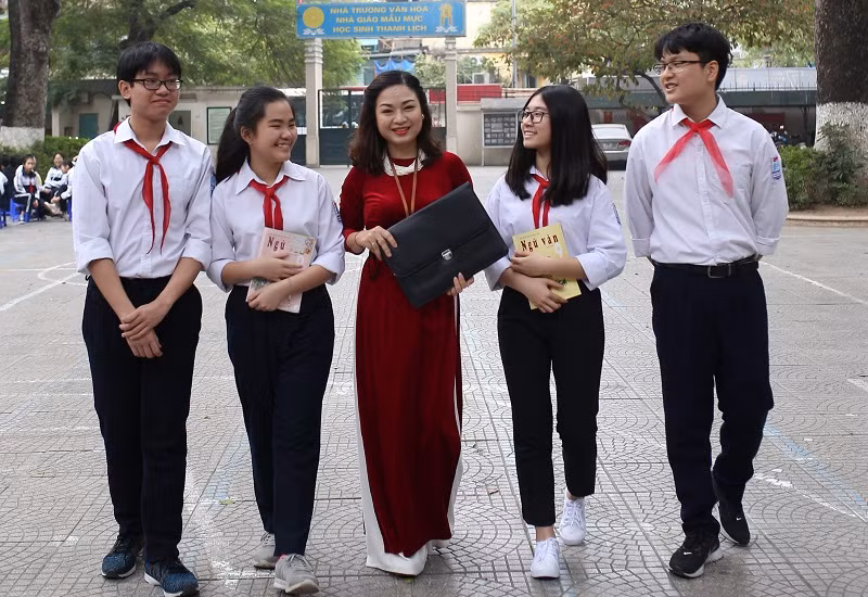 Cô trò Trường THCS Khương Thượng (Hà Nội). Ảnh: Thế Đại