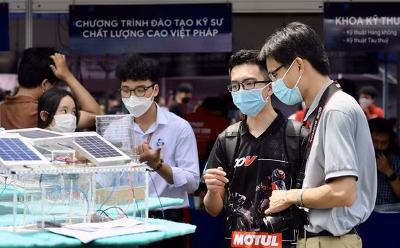 Học sinh tại TPHCM tham dự Ngày hội tư vấn tuyển sinh - hướng nghiệp 2022. Ảnh: INT