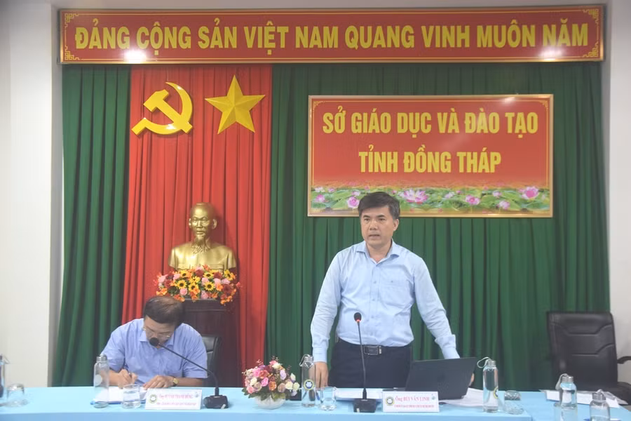 Vụ trưởng Vụ Giáo dục Chính trị và Công tác học sinh, sinh viên Bùi Văn Linh phát biểu tại buổi làm việc.