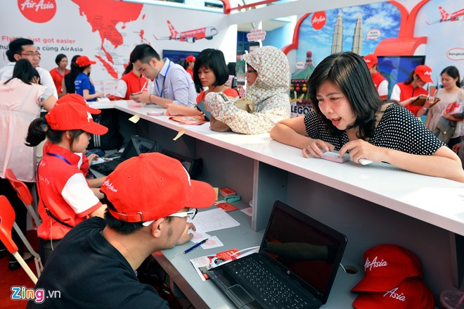 Hãng Hàng không Air Asia cũng giảm 20% giá vé trên tất cả các chuyến bay cho tất cả khách hàng đăng ký mua tại hội chợ. Điển hình như một số chặng từ Hà Nội đến Bangkok là 908.000 đồng, Hà Nội - Kuala Lumpur 1,2 triệu đồng, TP HCM - Bangkok 844.000 đồng và TP HCM - Kuala Lumpur 865.000 đồng (đã bao gồm các loại thuế, chưa tính hành lý ký gửi). Người đẹp chuyển giới Thái Lan trong hội chợ du lịch Hà Nội