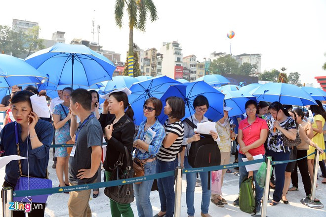 Tại hội chợ này, Vietnam Airlines hợp tác với 13 công ty du lịch hàng đầu và các liên minh kích cầu nội địa và quốc tế để triển khai các chương trình du lịch trọn gói trong và ngoài nước như Ban Mê Thuột, Chu Lai, Tuy Hòa, Cần Thơ, Quy Nhơn, Thái Lan, Malaysia, Myanmar và Trung Quốc. Khách hàng đến đây có cơ hội sở hữu các chương trình hấp dẫn, trọn gói thấp nhất, giảm đến 30% so với tour du lịch thông thường. Người đẹp chuyển giới Thái Lan trong hội chợ du lịch Hà Nội
