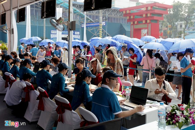 Khách đến hội chợ thường quan tâm nhất đến giá vé máy bay khuyến mại. Lúc 9h, rất đông người xếp hàng chờ đợi trong nắng nóng để mua vé máy bay giá rẻ hơn bình thường của Vietnam Airlines. Người đẹp chuyển giới Thái Lan trong hội chợ du lịch Hà Nội