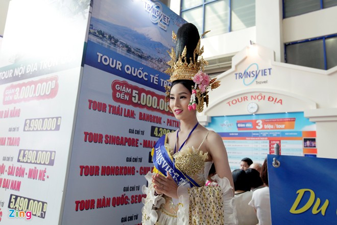 Đại diện công ty TransViet Travel cho biết, mục tiêu lần này là quảng bá cho các tour đến Thái Lan với mức giá trọn gói rất hấp dẫn, đặc biệt là trong chiến dịch mùa hè năm nay. Nhân dịp hội chợ du lịch quốc tế VITM 2015, công ty du lịch đưa ra chương trình khuyến mại kích cầu đặc biệt lớn nhất trong năm, giảm giá tới 5 triệu đồng một khách khi đăng ký tour tại hội chợ và giảm tới 30% dịch vụ đặt phòng khách sạn. Người đẹp chuyển giới Thái Lan trong hội chợ du lịch Hà Nội