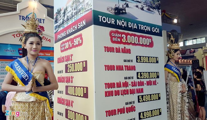 Hai người đẹp chuyển giới đến từ Thái Lan được một công ty lữ hành thuê đến đứng trong suốt 4 ngày diễn ra Hội chợ Du lịch Quốc tế Việt Nam tại Triển lãm Giảng Võ, từ 3/4 đến 6/4. Người đẹp chuyển giới Thái Lan trong hội chợ du lịch Hà Nội